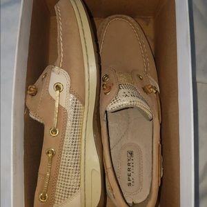 Woman’s Sperry shoes size 6